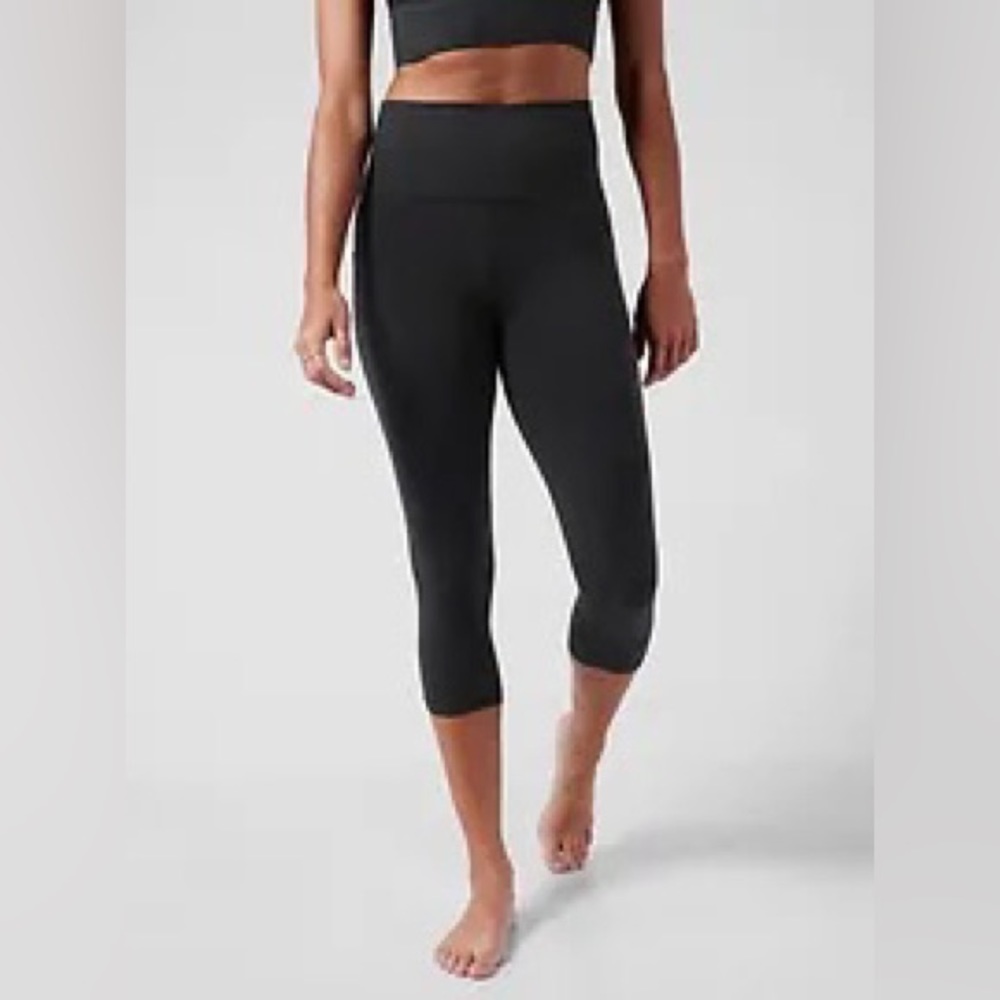 NWT Athleta Salutation Stash Crop